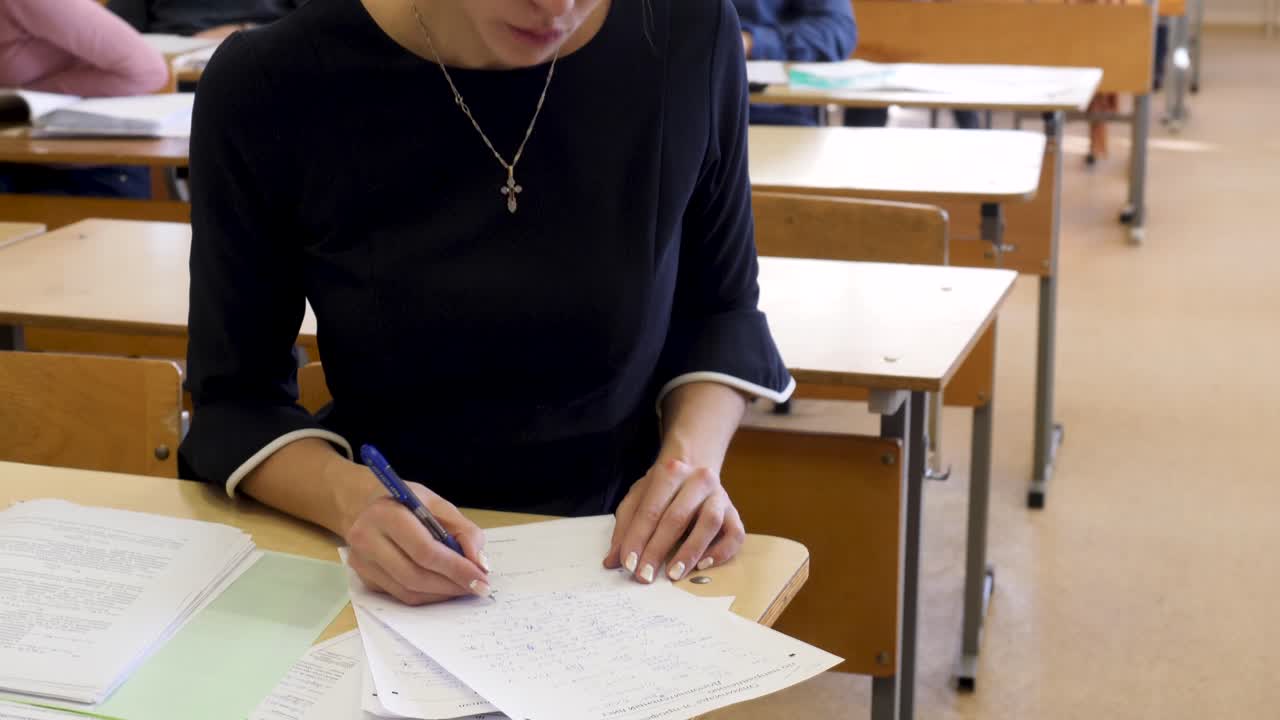 estudiante tomando un examen en un aula