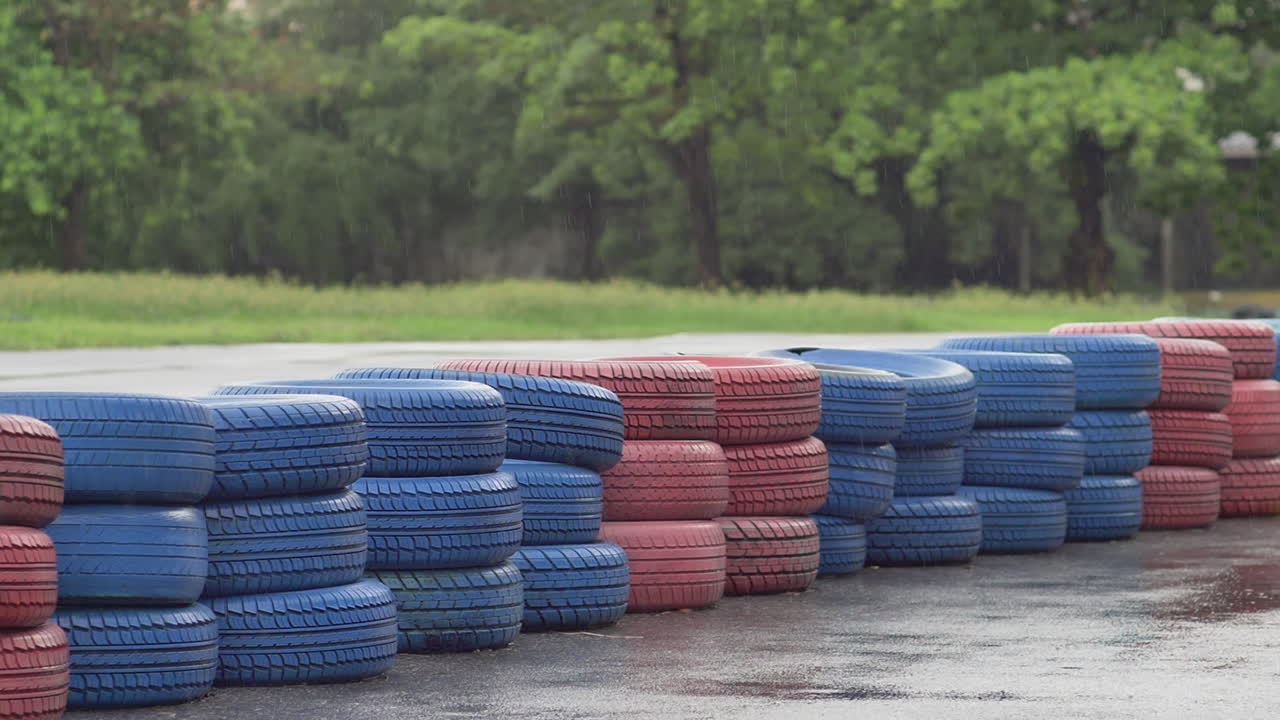 barreras de neumáticos en una pista de carreras mojada