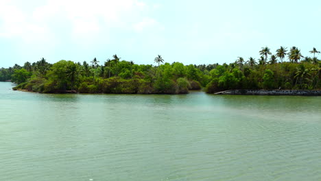 Pequeña-Isla-En-Un-Lago,-Masa-De-Tierra-Dentro-De-Un-Lago