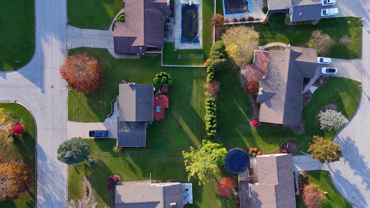 Residential district in Bay City, Michigan, USA with family homes and green lawns from above
