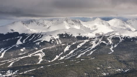 Vail-Pass-I70-Perspectiva-De-La-Montaña-De-Cobre-Estación-De-Esquí-Senderos-Breck-Alcance-De-Diez-Millas-Leadville-Colorado-épico-Icono-Rocoso-Nevado-Invierno-Primavera-Campo-De-Nieve-Picos-Al-Final-De-La-Tarde-Nubes-Movimiento-Ascendente