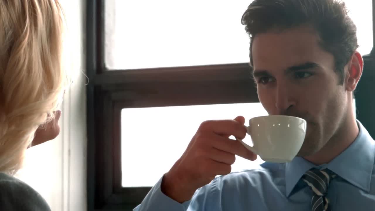 colegas de negocios tomando café