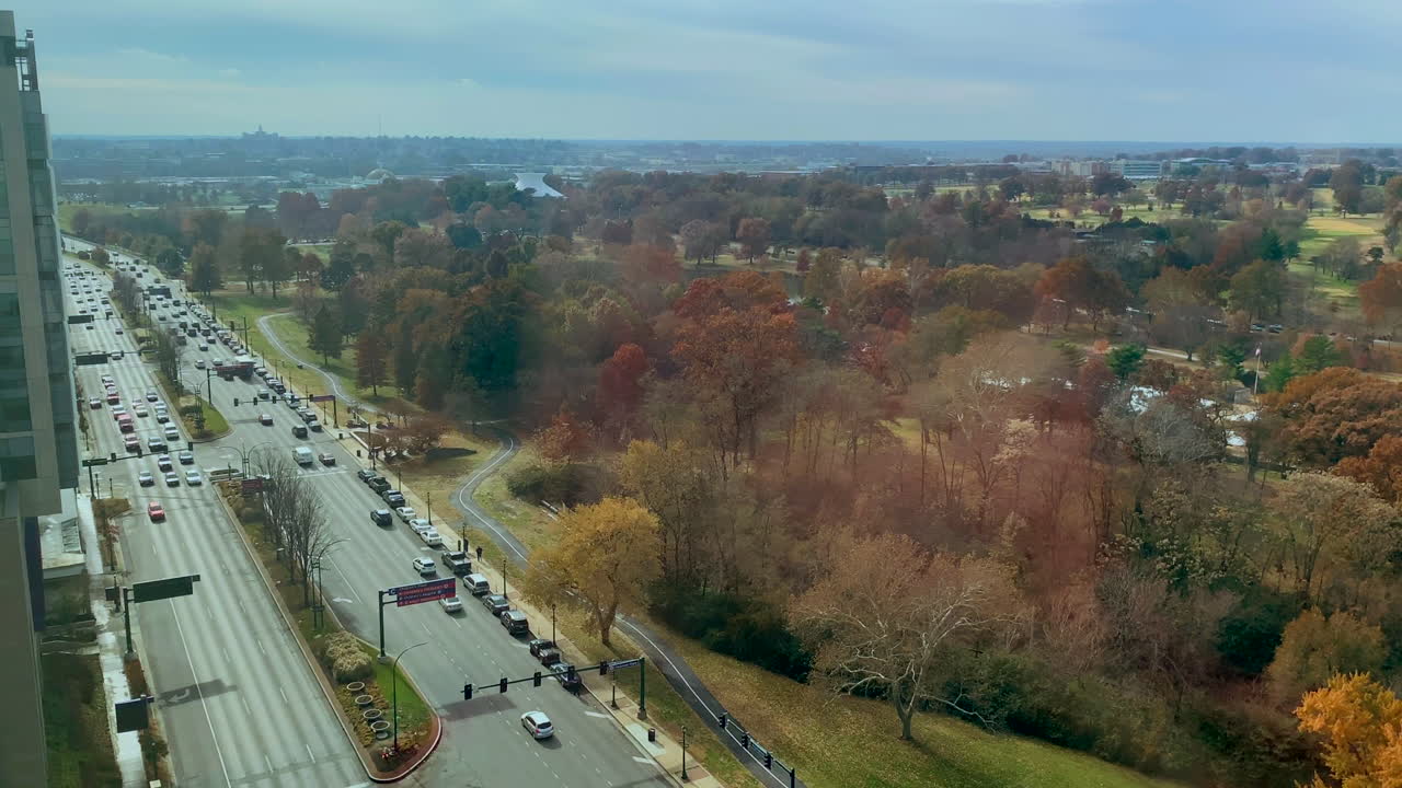 세인트의 중앙 서쪽 끝에 있는 킹스하이웨이와 삼림 공원의 높은 전망