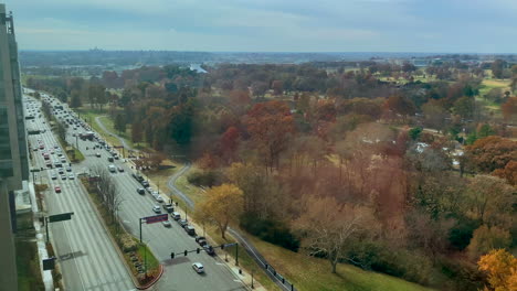 Erhöhter-Blick-Auf-Den-Kingshighway-Und-Den-Forest-Park-Im-Central-West-End-In-St