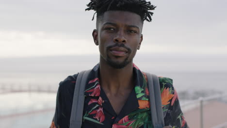 retrato de un atractivo hombre afroamericano posando con confianza