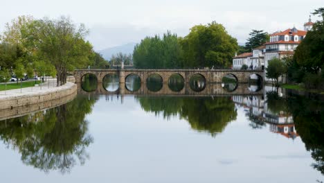 Statische-Ansicht-Der-Römischen-Brücke-Von-Aquae-Flaviae,-Chaves-Vila-Real-Portugal,-Die-Sich-Im-Fluss-Spiegelt