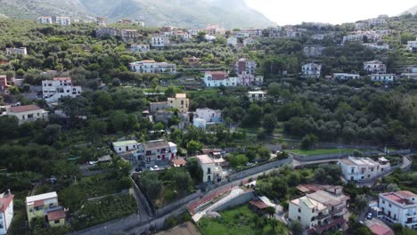 Un-Pequeño-Pueblo-Ubicado-En-Medio-De-Las-Montañas-En-La-Costa-De-Sorrento-En-Italia,-Filmado-Por-Drones