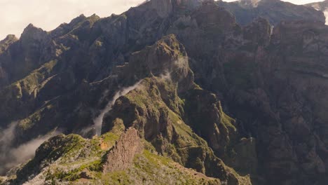 Drohnenflug-über-Die-Berge-Auf-Madeira,-Portugal