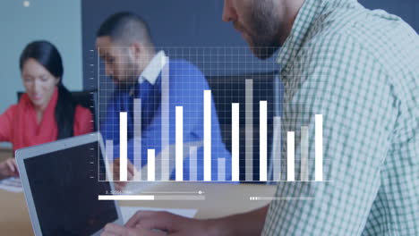 animación del procesamiento de datos sobre diversos colegas que trabajan en la oficina