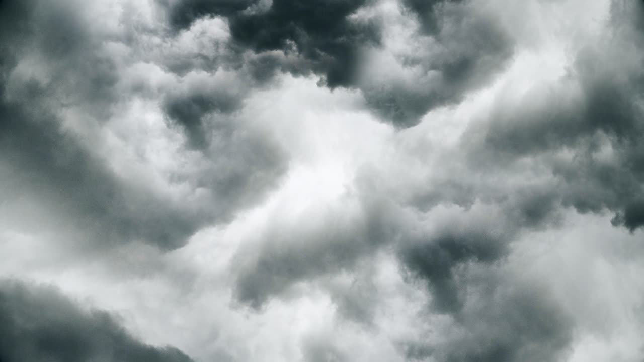 불타는 번개와 함께 하늘에 뇌우, 흰색과 어두운 구름