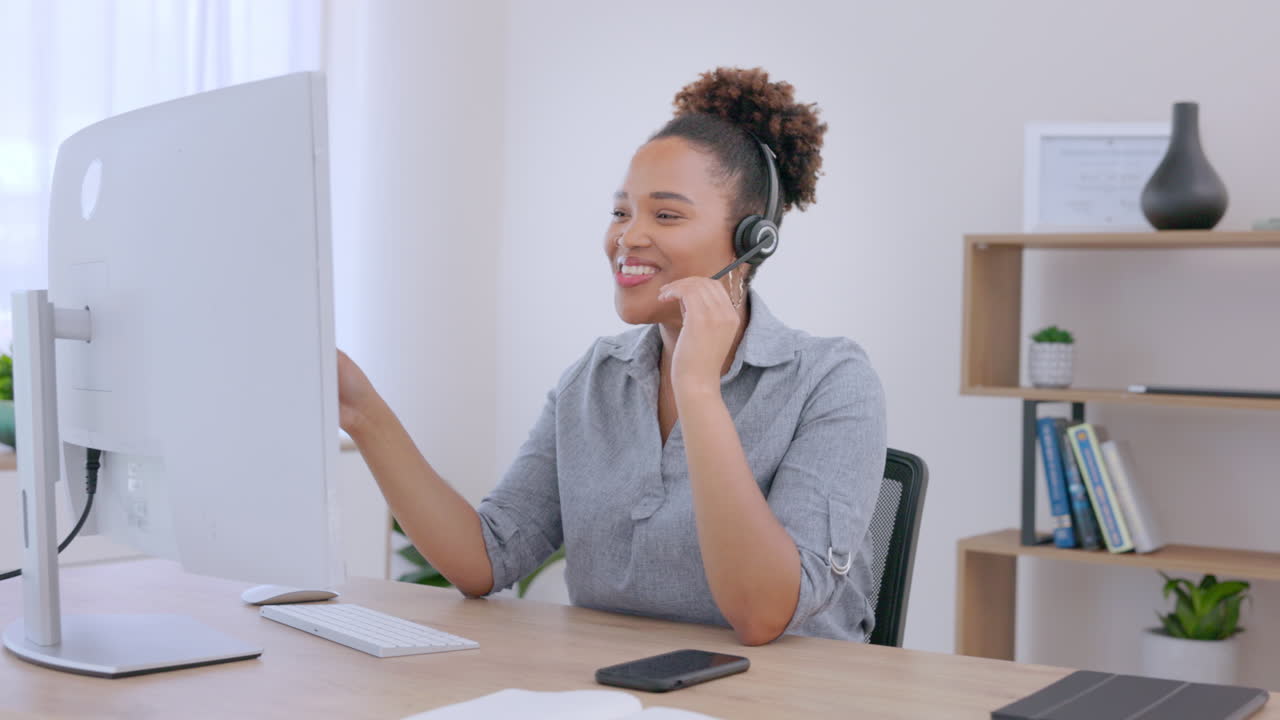 Computer, donna d'affari che parla al telefono