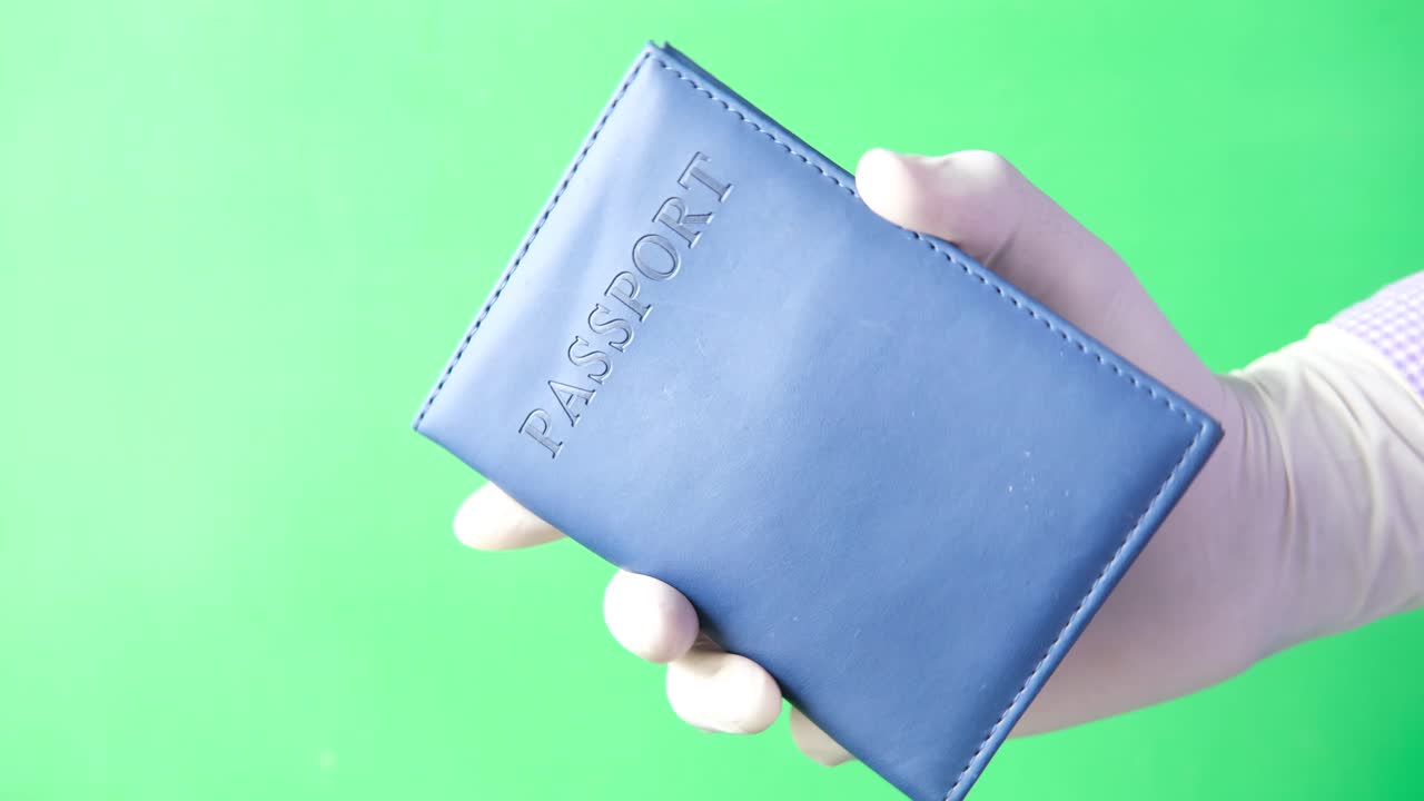 Ruka držící modrý pas