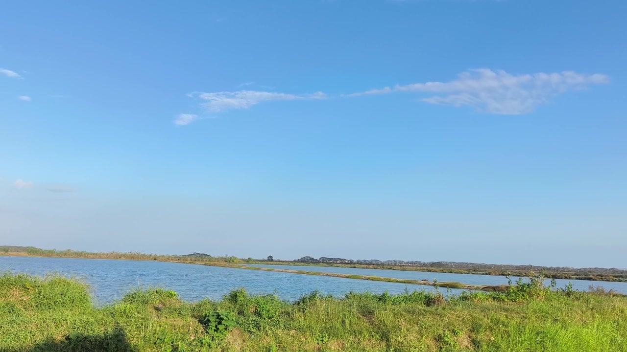 澄み切った青空の下の穏やかな湖の絶景