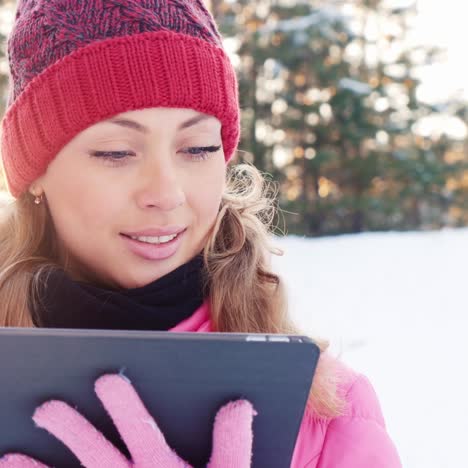 Junge-Frau-Verwendet-Ein-Tablet-Mit-Der-GPS-Navigation-In-Verschneiten-Wäldern-4