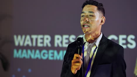 spreker op een bedrijfsconferentie over het beheer van waterbronnen