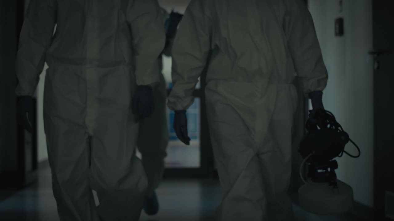 廊下を歩く技術者のグループのビデオ