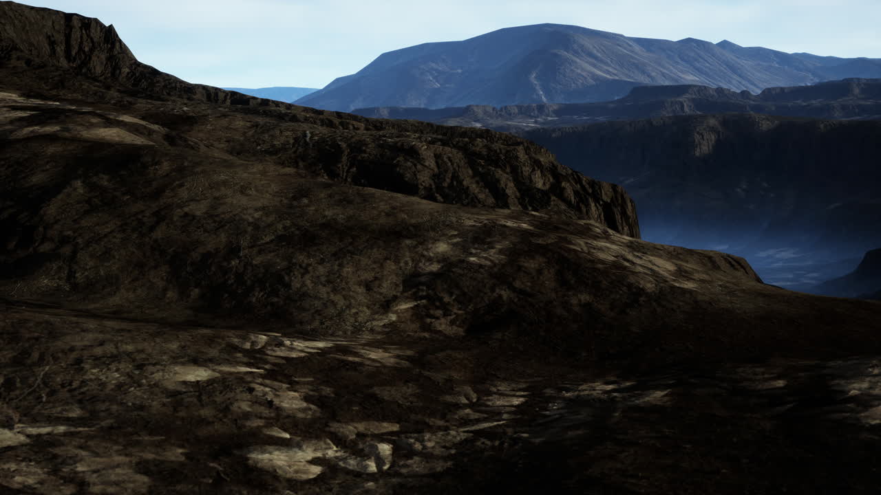 formaciones montañosas épicas de glaciares bajo nubes oscuras