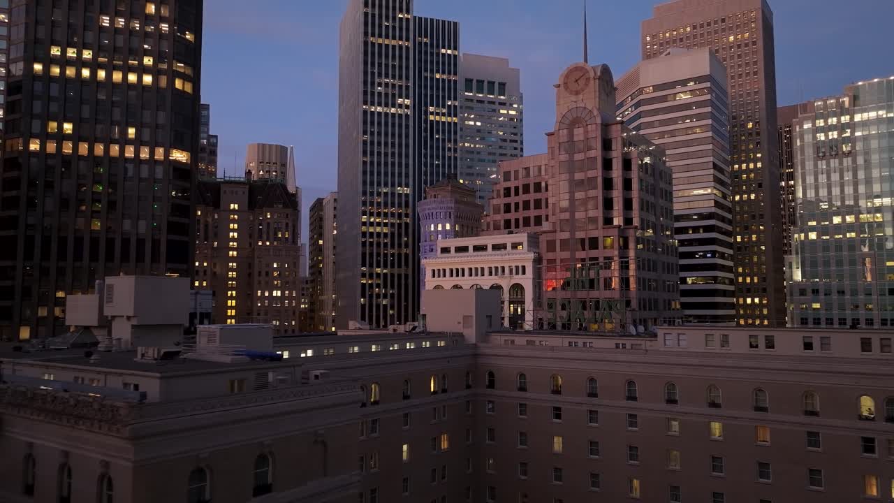 aérea hacia los rascacielos del distrito financiero de san francisco horizonte al anochecer