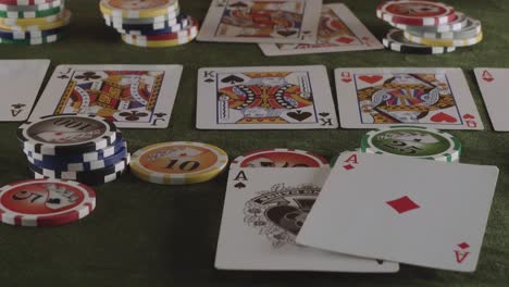 mientras juega al póquer con otra alineación, alguien deja caer dos cartas de as