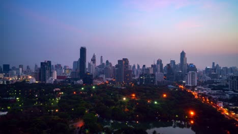 lapso de tiempo de transición de día y noche del paisaje urbano y los edificios en la metrópolis