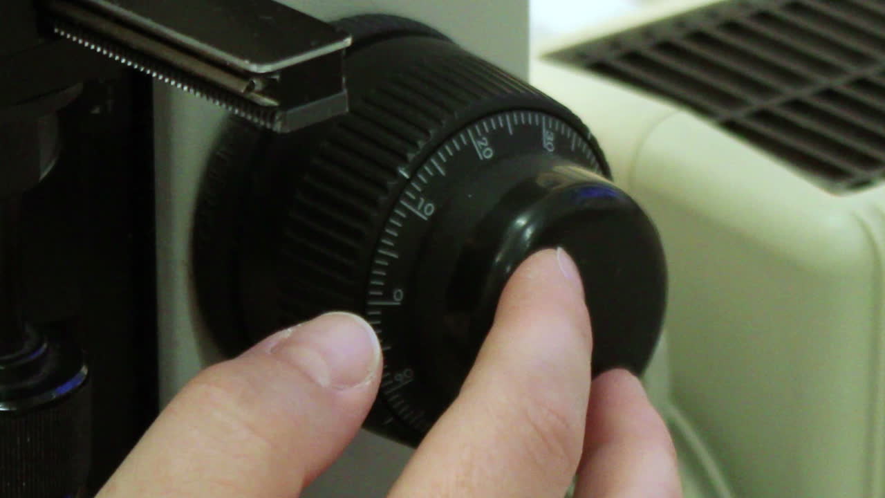 실험실 에서 현미경 을 집중 시키는 과학자