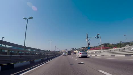 vista de la autopista en un día soleado