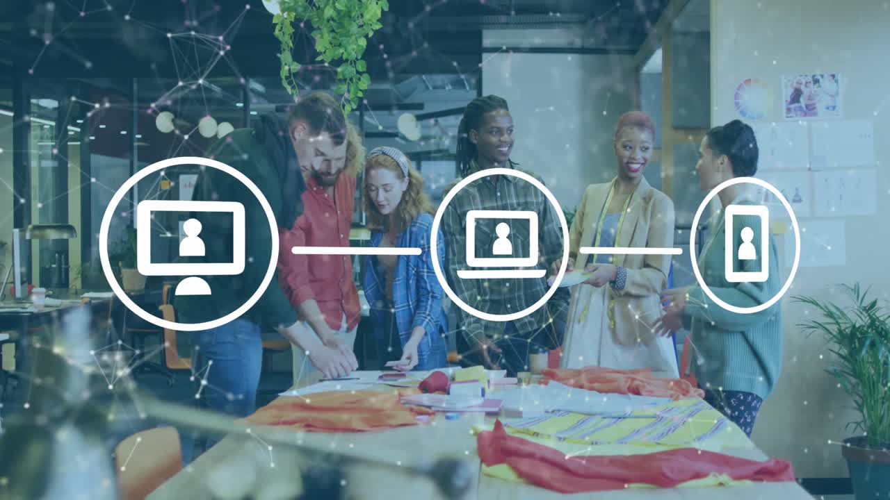 animación del procesamiento de datos sobre diversas personas de negocios que trabajan en la oficina