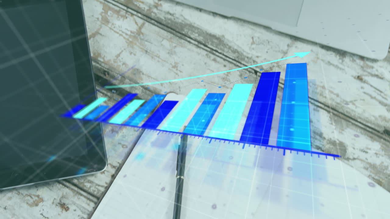 animación de flecha en gráfico en crecimiento en computadora portátil, teléfono celular y tableta digital, bolígrafo y bloc de notas