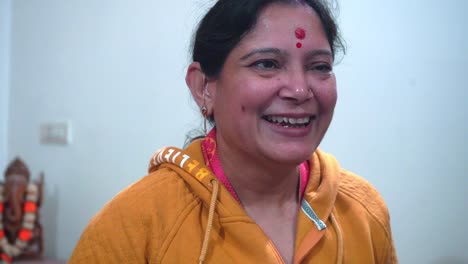 A-Woman-Putting-Two-Red-Dots-Or-Bindi-With-A-Vermillion-Paste-On-The-Forehead-Of-A-Hindu-Woman-In-Agra,-India---Medium-Closeup-Shot