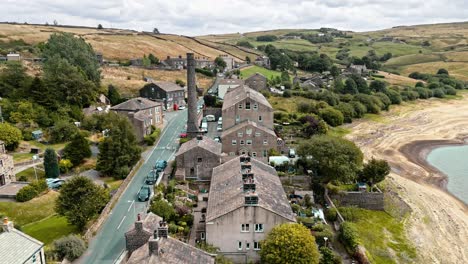 Imágenes-Aéreas-De-Drones-De-Un-Pueblo-Industrial-Rural-De-Yorkshire-Con-Chimenea-De-Molino-Antiguo