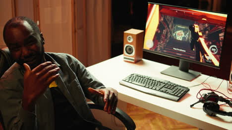 hombre enseñando a los suscriptores habilidades profesionales de esports y cómo jugar al juego