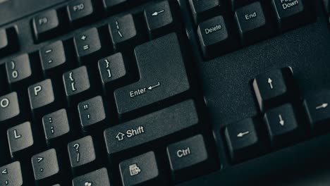 presionando con el dedo una tecla en un teclado
