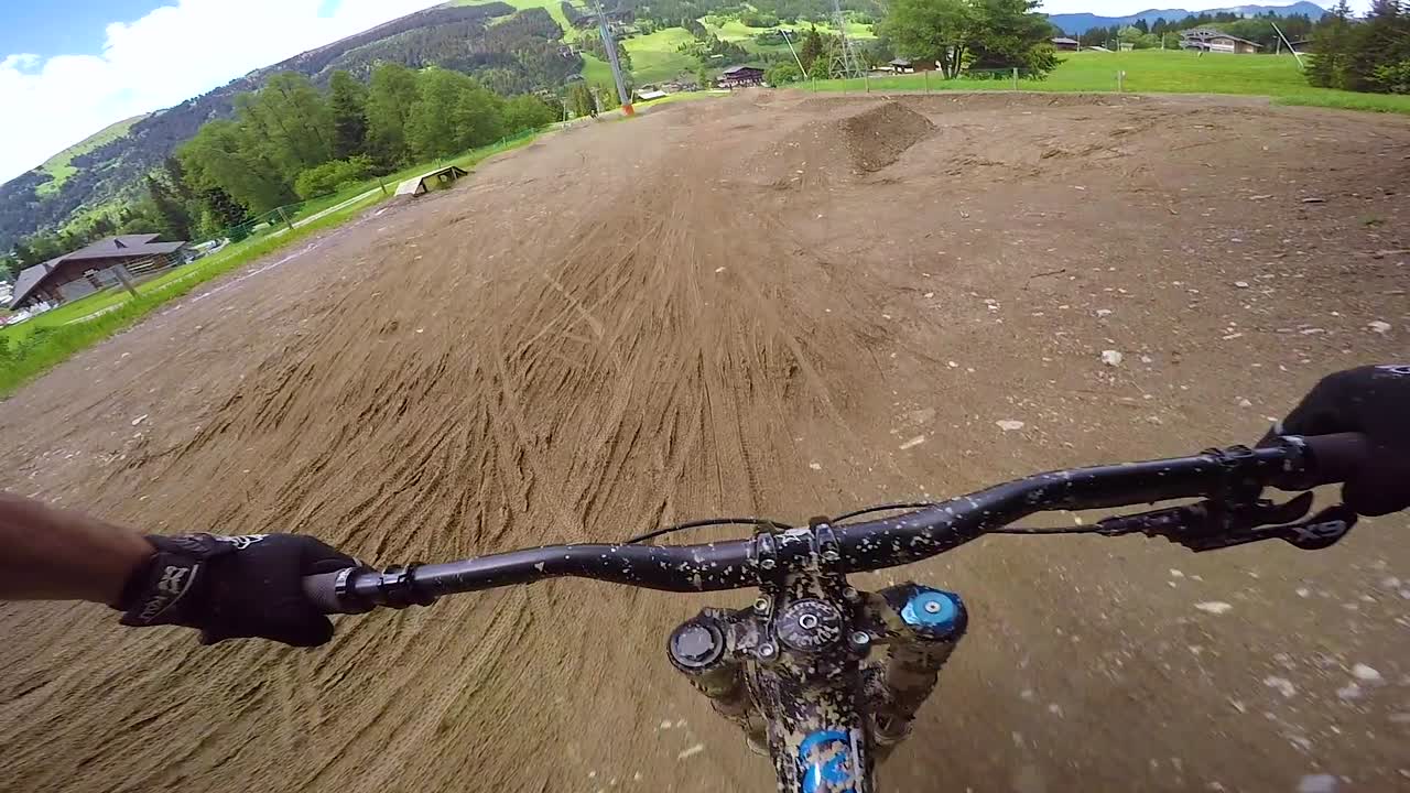 pov desde el frente de una bicicleta de cross bmx en un campo fangoso al aire libre en les gets france