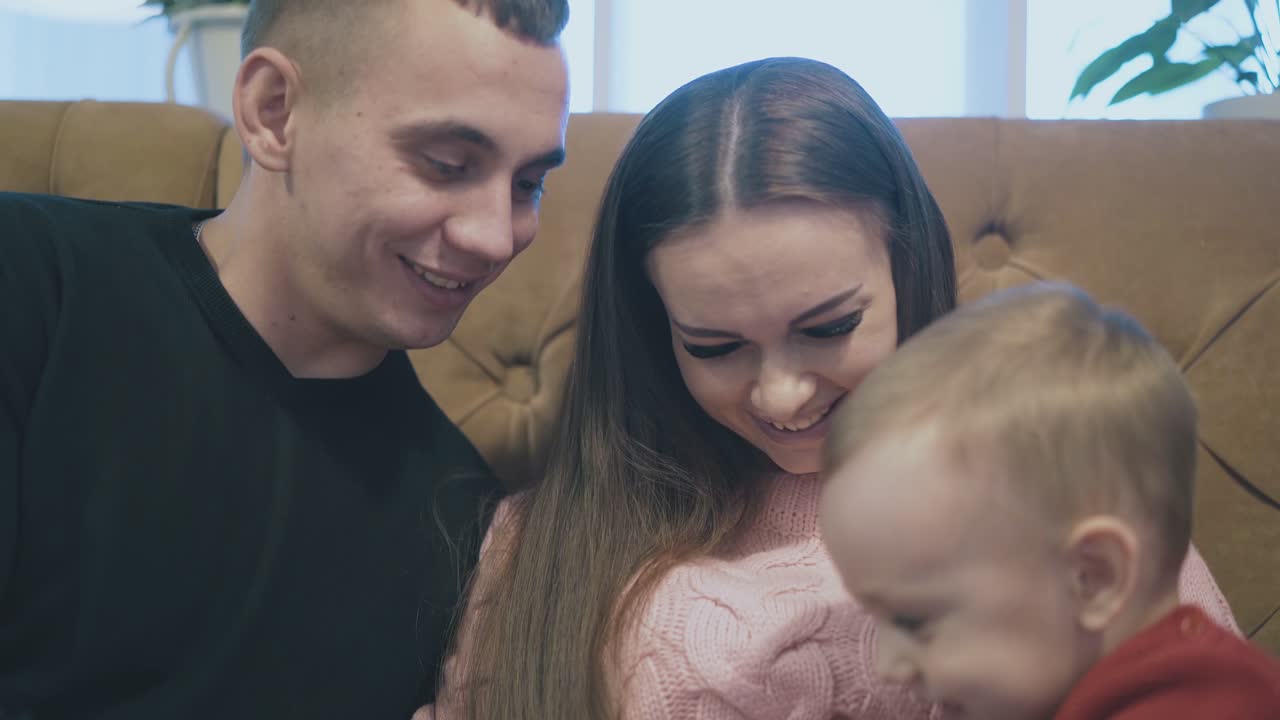la coppia fortunata ride quando il bambino mette la mano sulla donna baby bump
