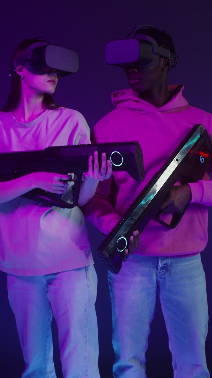 Giovani adulti che giocano con le armi in VR
