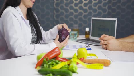 Ernährungsberater-Erklärt-Dem-Patienten-Den-Diätplan.