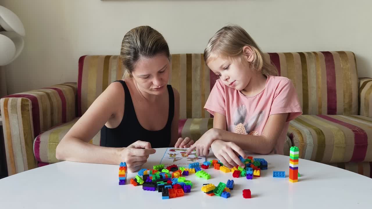 madre e hija jugando con bloques de construcción
