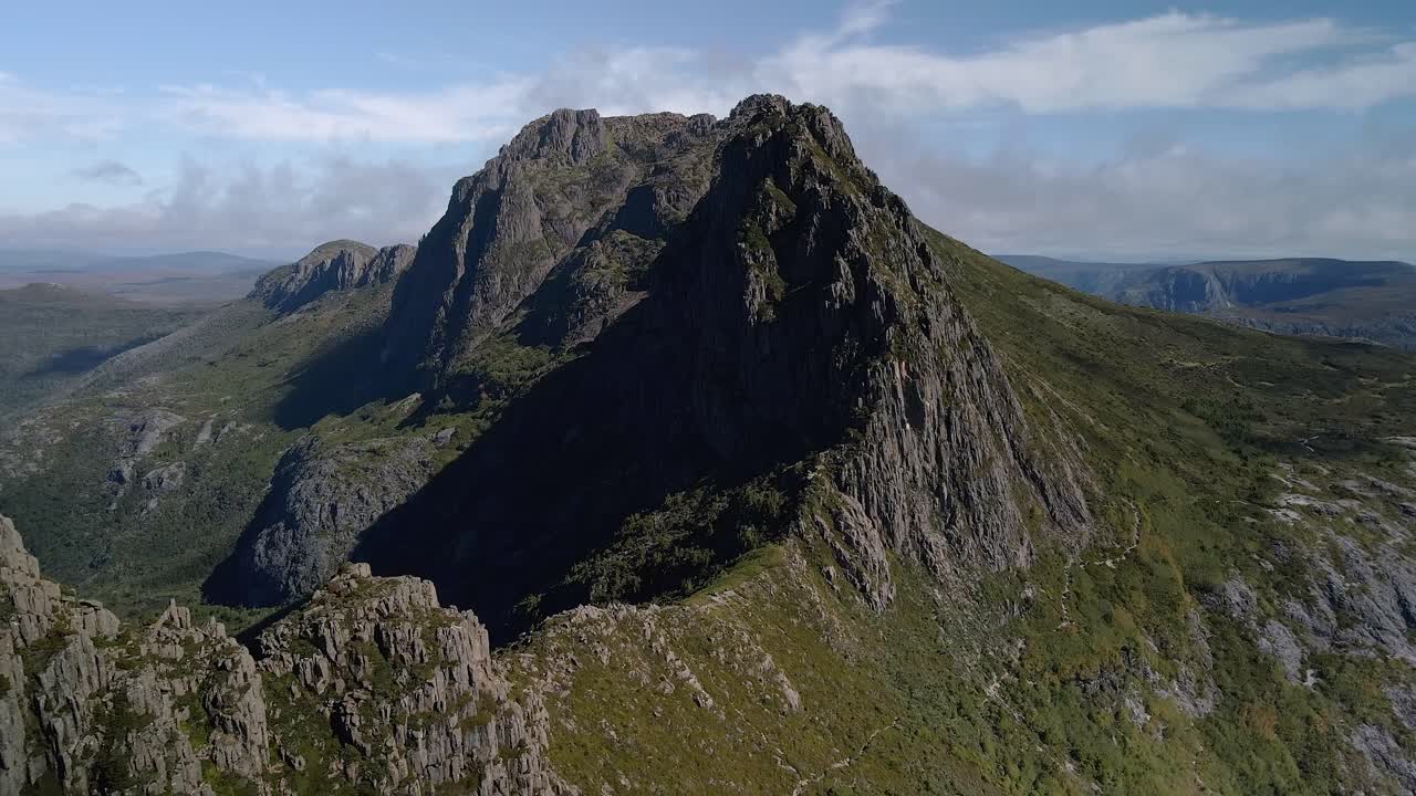낮에는 녹색 언덕의 드론 촬영