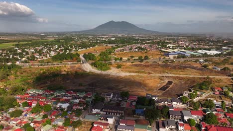 tráfico en la autopista en el suburbio de la zona residencial de la ciudad de san fernando al atardecer