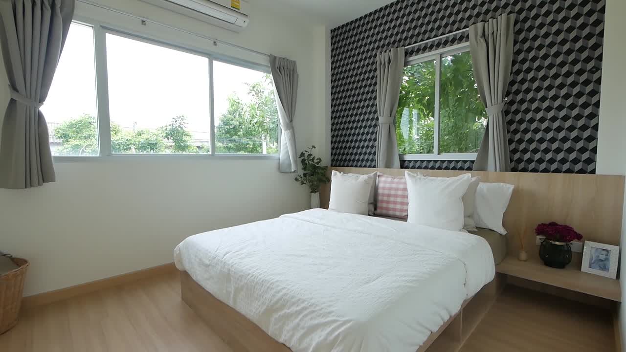 깨끗한 흰색 자연 채광 침실 장식