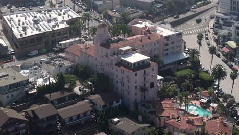 Vista-Aérea-Del-Icónico-Hotel-La-Valencia-Ubicado-En-La-Comunidad-De-La-Jolla-En-San-Diego,-California.