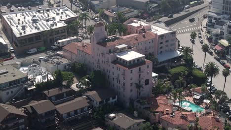 vista aérea del icónico hotel la valencia ubicado en la comunidad de la jolla de san diego, california