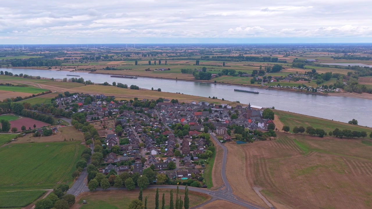 Flyfoto av en småby langs Rhinen