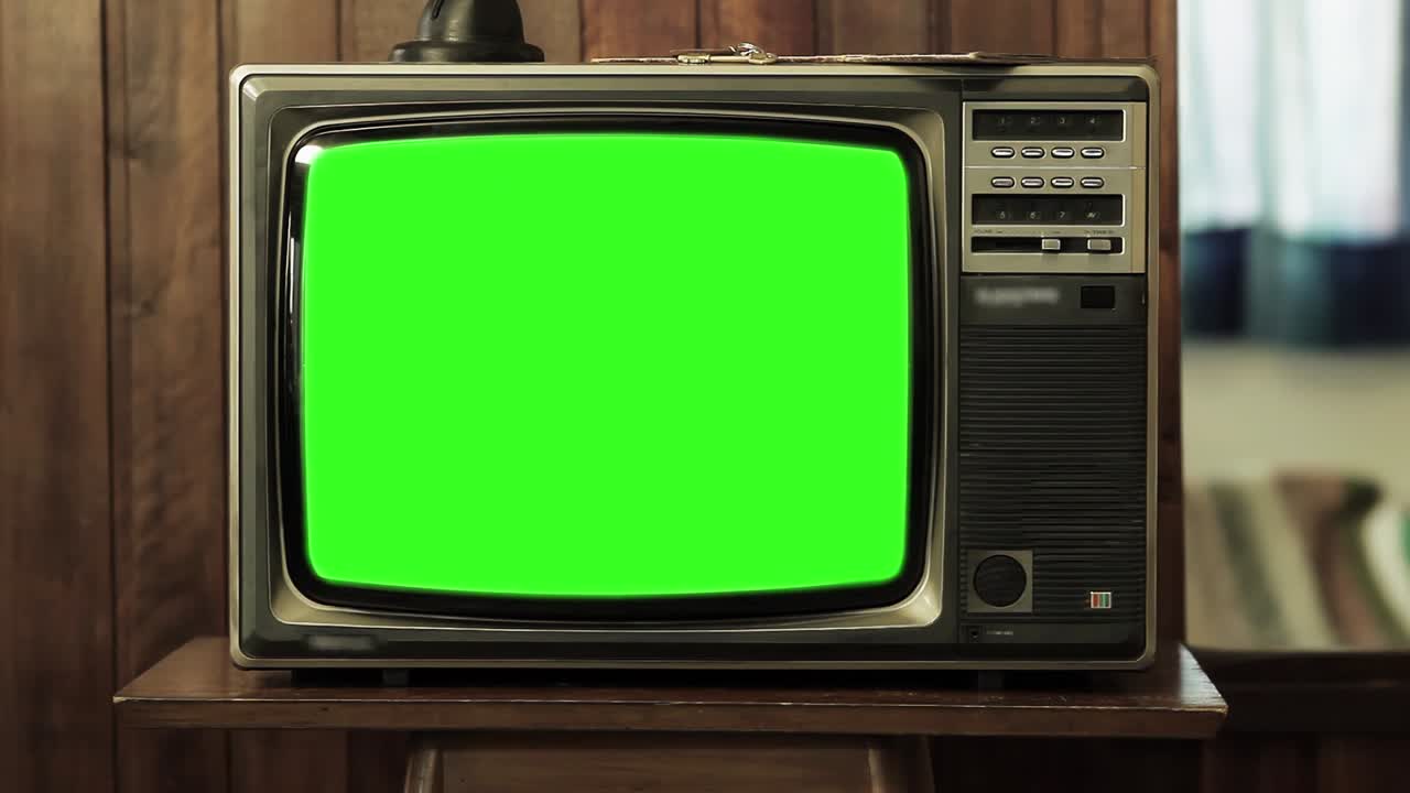 Televisore vintage con schermo verde. Zoom avanti. Risoluzione 4K