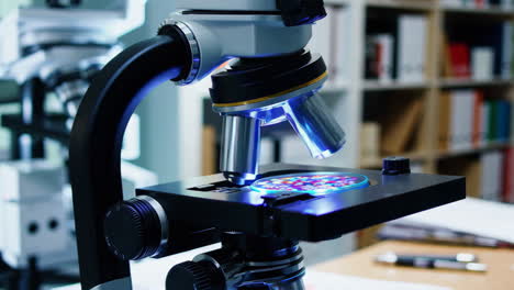microscopio en un entorno de laboratorio