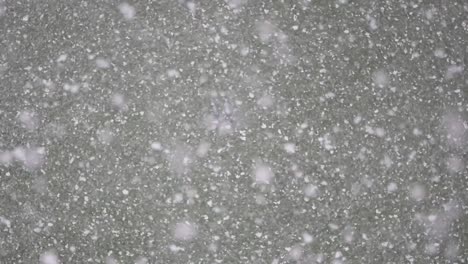 nieve cayendo en la superficie gris