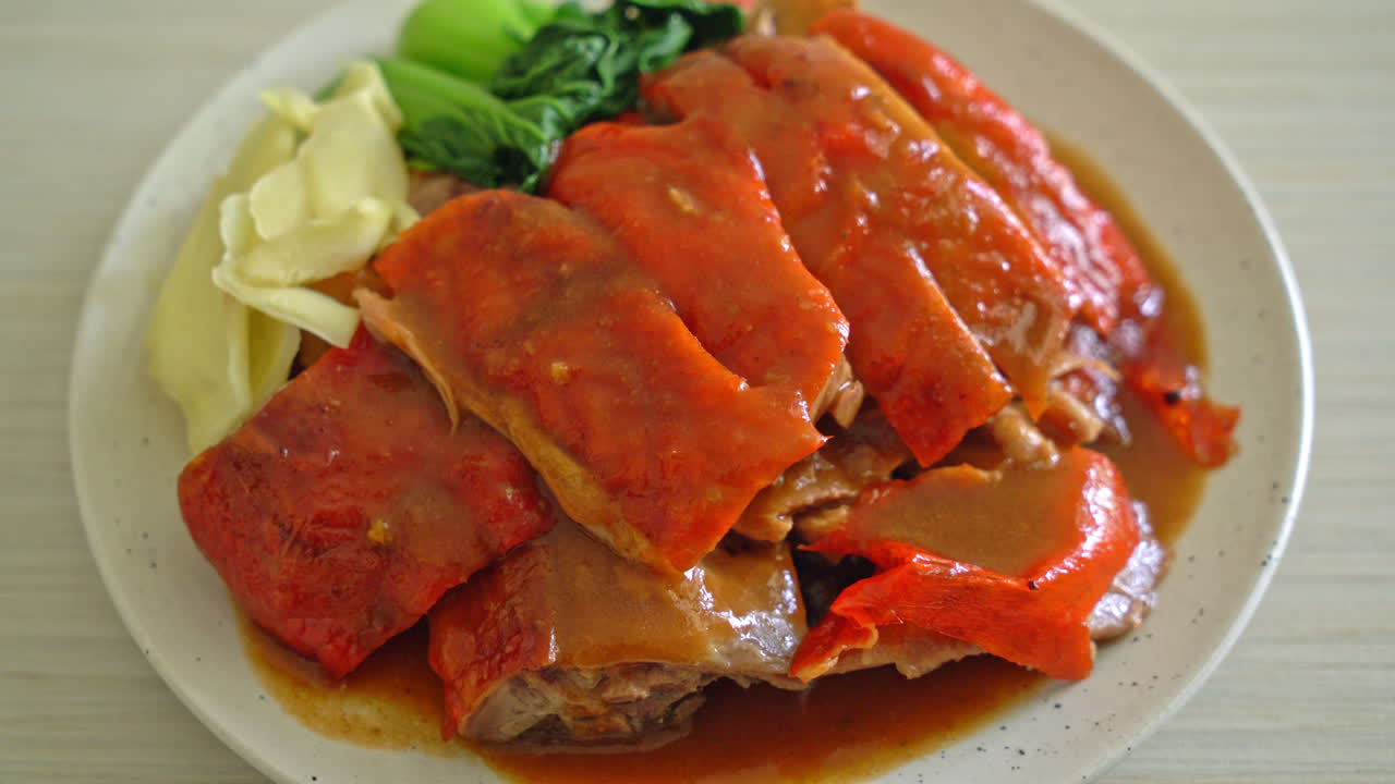 바비큐 레드 소스에 북경 오리 또는 구운 오리 - 중국 음식 스타일