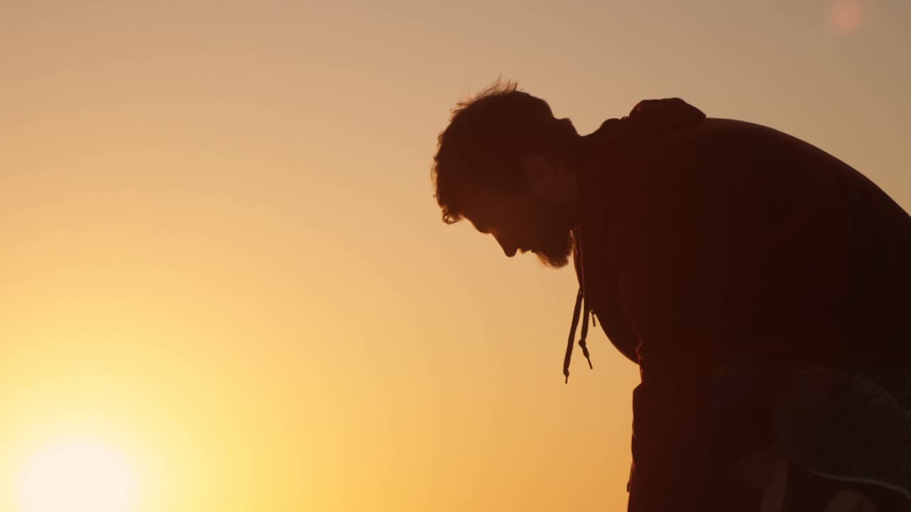 해변 4k에서 잠수복을 입은 남자