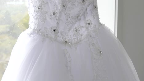 wide-shot-of--bride---bridemaid-wedding-dress