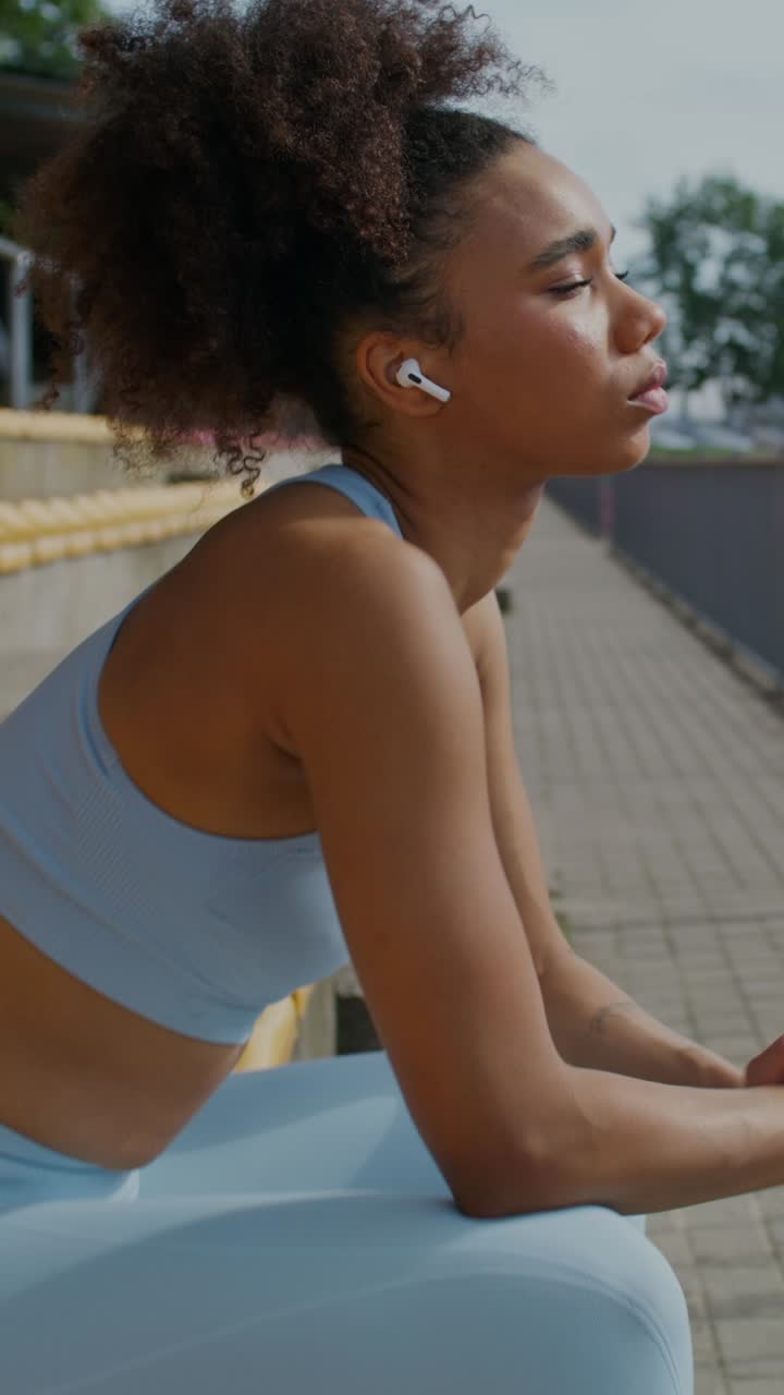 mujer descansando después del entrenamiento